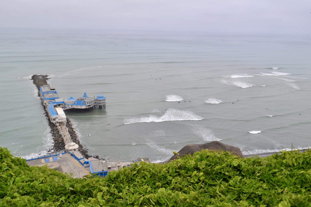 Malecon von Lima mit Surfern
